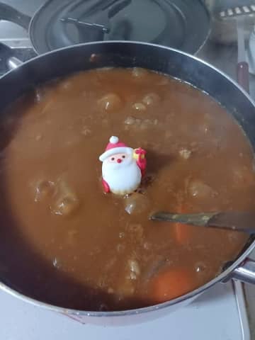 クリスマスのサンタさんがカレーの中に沈む！（提供：ティオレー＠気ままなゲーム垢さん）