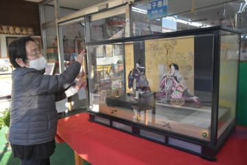 3年ぶりの開幕を前にひな人形の飾り付けが進む川島書店=桜川市真壁町真壁