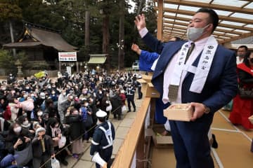 鹿島神宮の節分祭で豆をまく二所ノ関親方=3日午後、鹿嶋市宮中