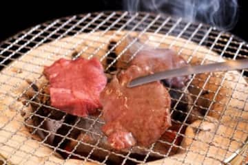 「焼肉食べ放題 和牛タン次郎」を代表するメニュー「厚切り仙台牛タン」の提供イメージ