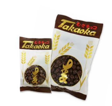 穀物で作ったポン菓子にチョコをからめた駄菓子・麦チョコ。飽きのこない味は、50年経っても変わらず人気！