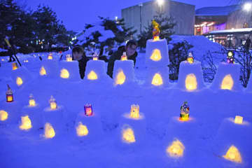 約１２００個のペットボトルランタンがぎんどろ公園を照らした「花西ぎんどろ雪あかり」