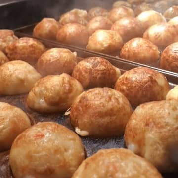 たこ焼きの完成まで何分まで待てる？(「たこ焼たこば」Twitterより・動画のキャプチャ)