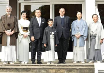 左から寺島しのぶ夫妻、一人おいて長男の尾上眞秀、フィリップ・セトン駐日フランス大使、尾上菊之助、尾上菊五郎（Ｃ）共同通信社