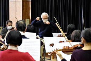 秋山さんと共に演奏に磨きをかける団員ら