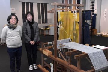 農家の機織り技術を受け継ぐ飯泉美之さん(左)と垣内かをりさん=土浦市大和町