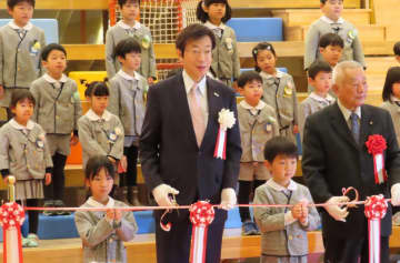 テープカットを行う久元喜造・神戸市長