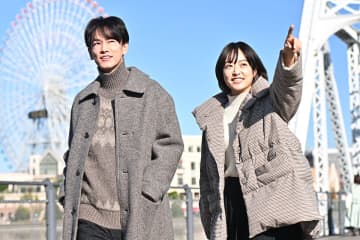 「100万回言えばよかった」は佐藤健が幽霊になってしまった恋人を熱演 ／（C）TBS