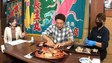 左から）アナウンサー・野坂まりあさん、松岡修造さん、お食事処「海心」湯原春香さん