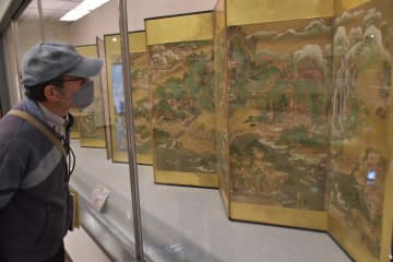 特別展で展示されている「常陸名所図屏風」。県内では2回目の展示で、北茨城から千葉・銚子までの水路と名所が細かく描かれている=水戸市大町