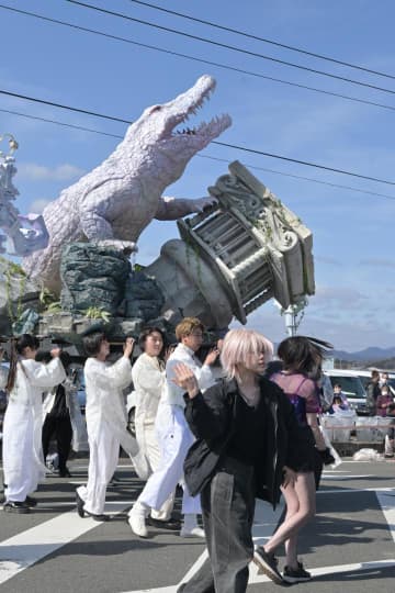 会場を盛り上げた東京芸術大生のみこしパフォーマンス