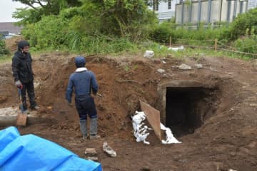 旧筑波海軍航空隊で昨夏に実施した簡易調査=昨年7月30日、笠間市旭町