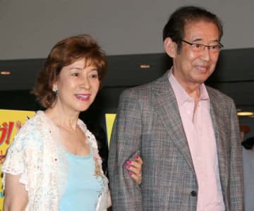 高島忠夫（右）と寿美花代（Ｃ）日刊ゲンダイ