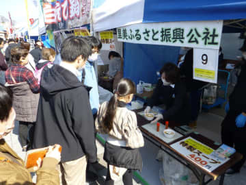 家族連れなどでにぎわった「汁ONEカップ」=常陸太田市山下町