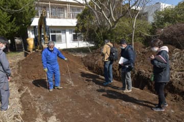 掘削調査で出土したコンクリート製の道路=笠間市旭町の筑波海軍航空隊旧司令部庁舎の北側部分