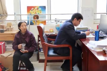 孫元金さんは山東省済南市内の中学校教師だ。孫さんが勤務の状況は他の教師と異なる。認知症の母を連れて職場に通っているのだ。ネットを通じてこの話が広まると、多くの人が称賛するようになった。