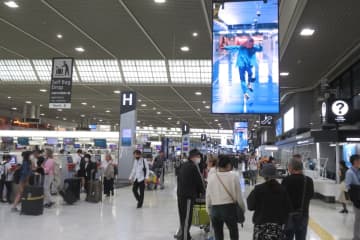 中国メディアの新浪熱点はこのほど、ウェイボーへの投稿で、日本で円安が続いていることを取り上げ、「旅行目的地として日本を選択するか」と尋ねた。写真は成田空港。