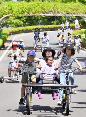 さまざまな自転車でサイクリングを楽しむ子どもら＝5日、福島市・あづま総合運動公園
