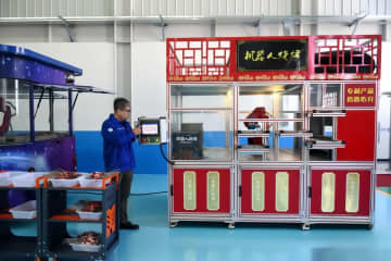 80人以上の中国内外の専門家と企業代表者が9日、河北省深州市でスマート製造デジタル化企業の質の高い発展を実感した。