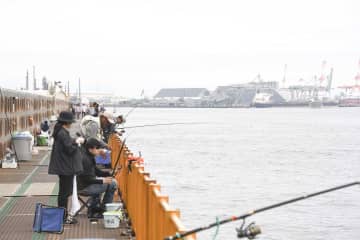 釣りを楽しむ人でにぎわう磯子海づり施設＝横浜市磯子区