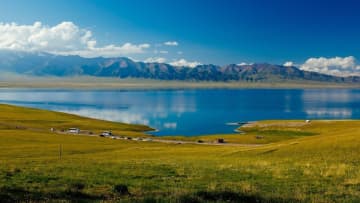 新疆の鉄道当局は今年、観光列車106本を運行する計画だ。写真はサイラム湖。