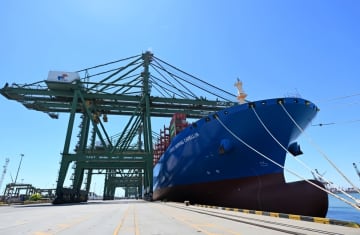 コンテナ船「中遠海運山茶」が15日、天津港太平洋国際コンテナ碼頭から出港し、天津港と米国東部を結ぶ新航路が開通した。