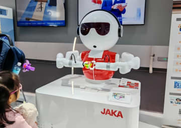 中国で開催中のイベント「2024年中国ブランドデー」のロボット専用エリアでは、さまざまなロボットが高度な技を競い合っている。