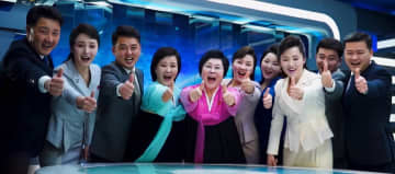 北朝鮮が発表した新曲「親近なる父」が話題になっている。写真中央は日本でも知られるアナウンサーの李春姫（リ・チュニ）氏の同動画内でのサムズアップ。